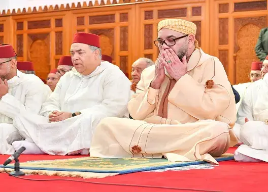 الملك محمد السادس يؤدي صلاة عيد الأضحى بمسجد أهل فاس بالرباط 