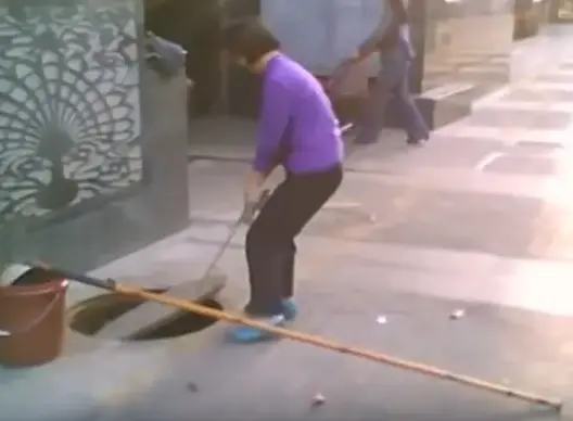 مطاعم صينية تعد الطعام لزبنائها بزيوت من فضلات المجاري (فيديو)