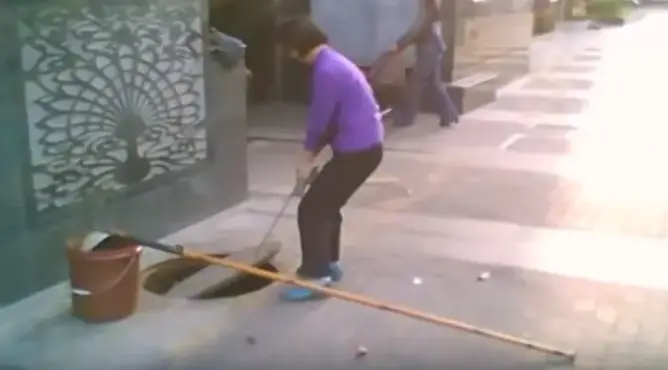 مطاعم صينية تعد الطعام لزبنائها بزيوت من فضلات المجاري (فيديو)