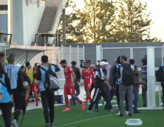 جماهير الوداد ترشق اللاعبين والمدرب (فيديو)