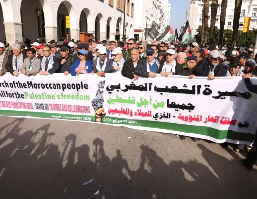 رفضٌ لـ”صفقة القرن” وحرقٌ لصور “نتنياهو”..مسيرة الرباط توحد المغاربة (فيديو)