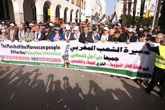 رفضٌ لـ”صفقة القرن” وحرقٌ لصور “نتنياهو”..مسيرة الرباط توحد المغاربة (فيديو)