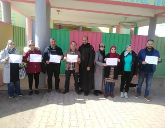 أطر وتلاميذ ببرشيد يحتجون تنديدا بإعفاء حارس عام ينتمي لـ”الجماعة”