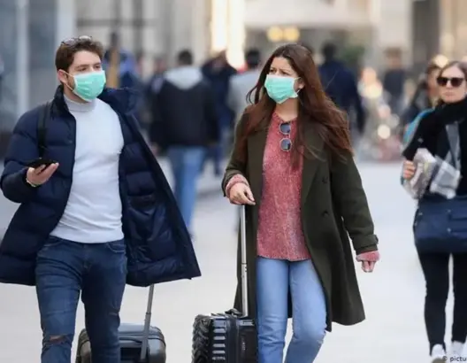 هل ينتقل “كورونا” بالقُبل وهل تقي الكمامات منه؟.. أطباء يجيبون