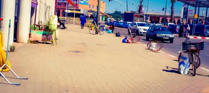 في بادرة إنسانية.. لاعب بحسنية أكادير يسلم منحا مالية لمياومي”الموقْف”