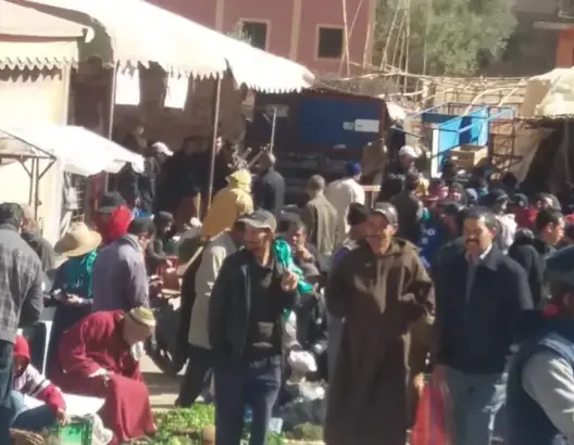 رغم الطوارئ.. إقامة سوق بالشارع العام بفم الجمعة بأزيلال (صور)