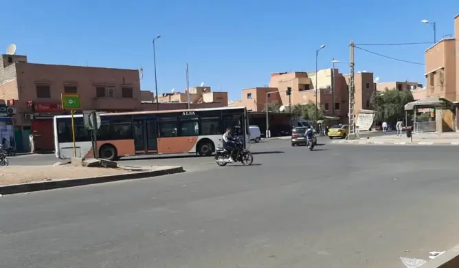 غياب وسائل النقل العمومي بأحياء وسط مراكش يثير تذمر الساكنة