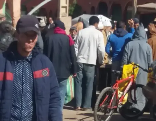 رغم الطوارئ.. إقامة سوق بالشارع العام بفم الجمعة بأزيلال (صور)