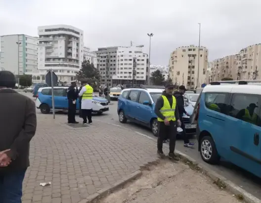 تقليص عدد ركاب “الطاكسيات” يشعل احتجاجات بتطوان.. وارتفاع التسعيرة يثير الغضب