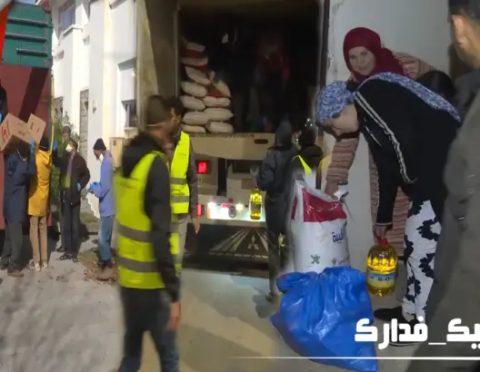 جمعية مهرجان إفران توزع قفف غذائية على معوزين (فيديو)