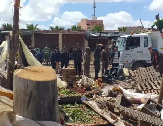 مناشير كهربائية و”طراكسات” لإخلاء سوق باشتوكة (صور وفيديو)
