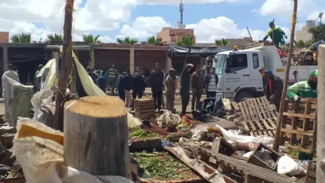 مناشير كهربائية و”طراكسات” لإخلاء سوق باشتوكة (صور وفيديو)