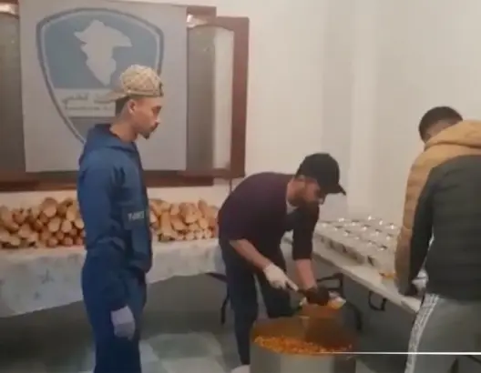 في ظل الحجر الصحي.. متطوعون بطنجة يُطعمون المشردين (فيديو)