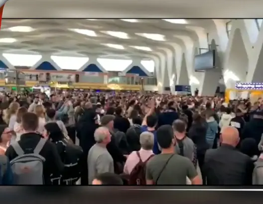 بعد قرار المغرب.. فوضى وارتباك بمطار مراكش ومئات الأجانب يحتجون (فيديو)