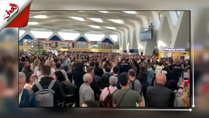بعد قرار المغرب.. فوضى وارتباك بمطار مراكش ومئات الأجانب يحتجون (فيديو)