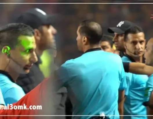 في لقطة غريبة.. حكم مباراة الترجي والزمالك يحاصر بملعب رادس(فيديو)