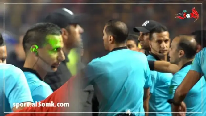 في لقطة غريبة.. حكم مباراة الترجي والزمالك يحاصر بملعب رادس(فيديو)