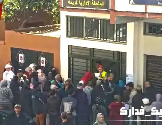 العشرات يتجمهرون أمام مقاطعة بسلا من أجل ختم وثيقة التنقل الاستثنائية