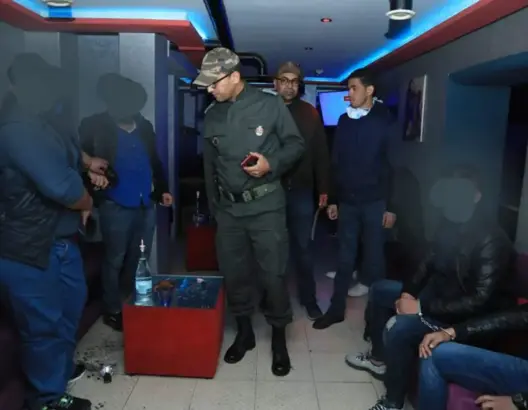 توقيف 11 شخصا.. سلطات مراكش تقتحم حانة ومقهى للشيشة رفضا الإغلاق