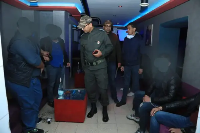 توقيف 11 شخصا.. سلطات مراكش تقتحم حانة ومقهى للشيشة رفضا الإغلاق