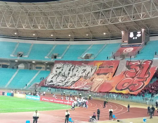 رهيب.. جماهير الوداد تؤرخ لنهائي العصبة “المسروق” بتيفو في ملعب رادس (فيديو)