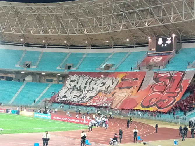 رهيب.. جماهير الوداد تؤرخ لنهائي العصبة “المسروق” بتيفو في ملعب رادس (فيديو)
