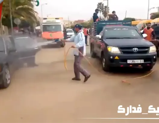 سلطات أيت بوبيدمان تسابق الزمن لتعقيم السيارات والشوارع (فيديو)