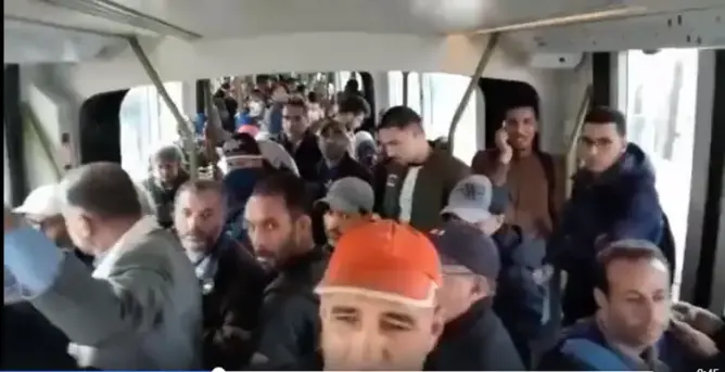 اكتظاظ كبير بـ”طرام” البيضاء.. والشركة: الركاب تجاهلوا إرشادات السلامة (فيديو)