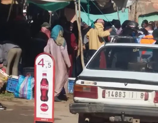 رغم الطوارئ.. إقامة سوق بالشارع العام بفم الجمعة بأزيلال (صور)
