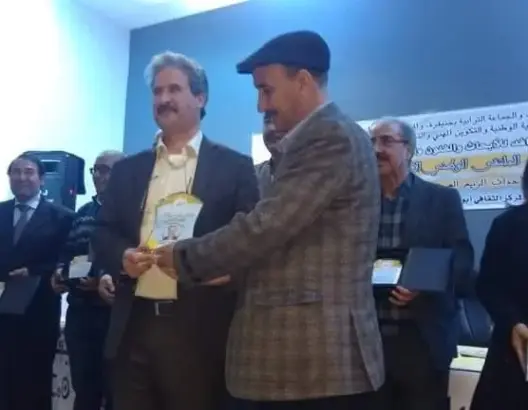 الملتقى الوطني الأول للنقد الأدبي بخنيفرة يكرم الناقد عبد المالك أشهبون (صور)