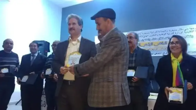 الملتقى الوطني الأول للنقد الأدبي بخنيفرة يكرم الناقد عبد المالك أشهبون (صور)