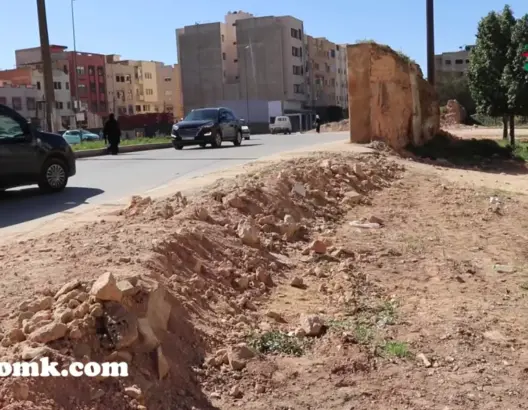 هدم جزء من سور تاريخي بمكناس يثير غضب جمعويين.. والجماعة توضح (فيديو)