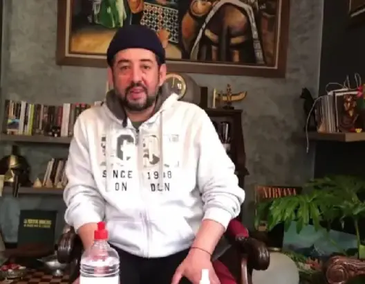 كل يدعم بطريقته.. البخاري يعلم المغاربة صنع المعقم والكمامة بالمنزل
