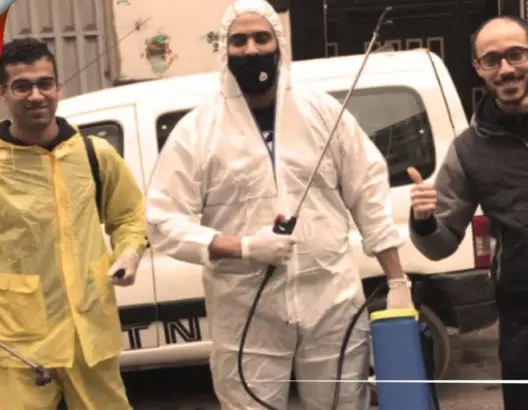 في مبادرة ذاتية .. شباب يعقمون شوارع البيضاء بهذه الطريقة (فيديو)