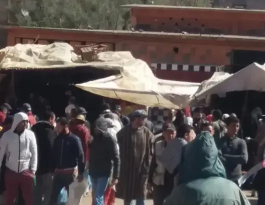 رغم الطوارئ.. إقامة سوق بالشارع العام بفم الجمعة بأزيلال (صور)