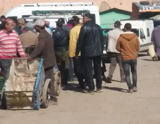 رغم الطوارئ.. إقامة سوق بالشارع العام بفم الجمعة بأزيلال (صور)