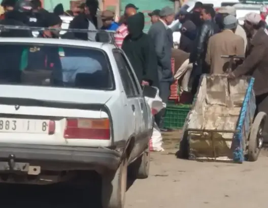 رغم الطوارئ.. إقامة سوق بالشارع العام بفم الجمعة بأزيلال (صور)