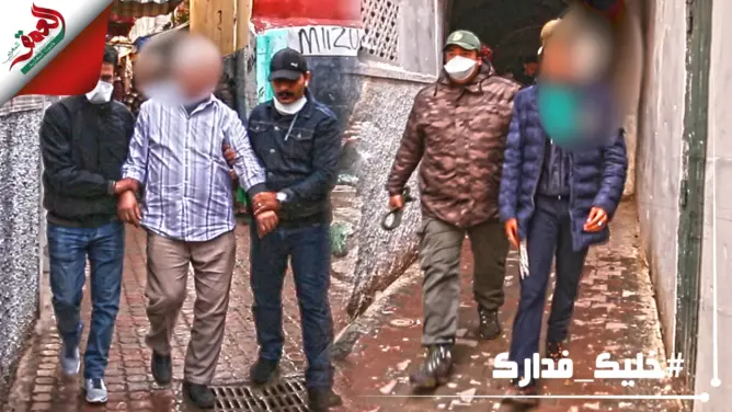 شاهد حملة اعتقالات تطال مخالفي حالة الطوارئ الصحية بسلا