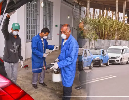 بعد تزايد حالات الإصابة بكورونا.. الداخلية تبدأ تعقيم “طاكسيات” الرباط (فيديو)