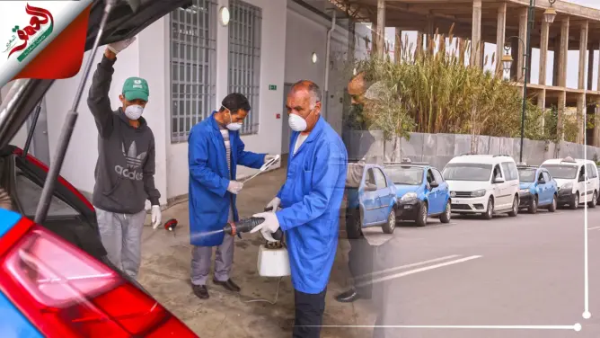 بعد تزايد حالات الإصابة بكورونا.. الداخلية تبدأ تعقيم “طاكسيات” الرباط (فيديو)