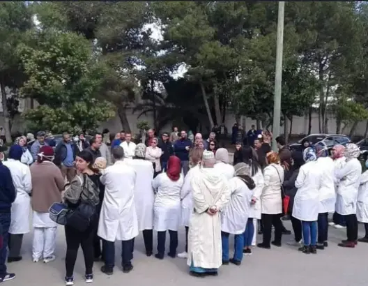 أطباء بطنجة يتظاهرون تنديدا بـ”غياب” تجهيزات لمواجهة “كورونا” (صور)