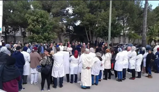 أطباء بطنجة يتظاهرون تنديدا بـ”غياب” تجهيزات لمواجهة “كورونا” (صور)