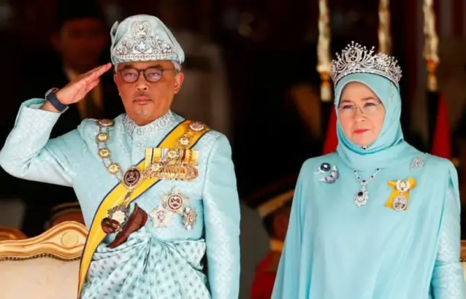 بعد إصابة عاملين بالقصر بـ”كورونا”.. ملك ماليزيا يدخل الحجر الصحي