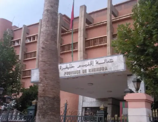 منها فتح محلات الحلاقة والحمامات .. سلطات خنيفرة تخفف إجراءات كورونا