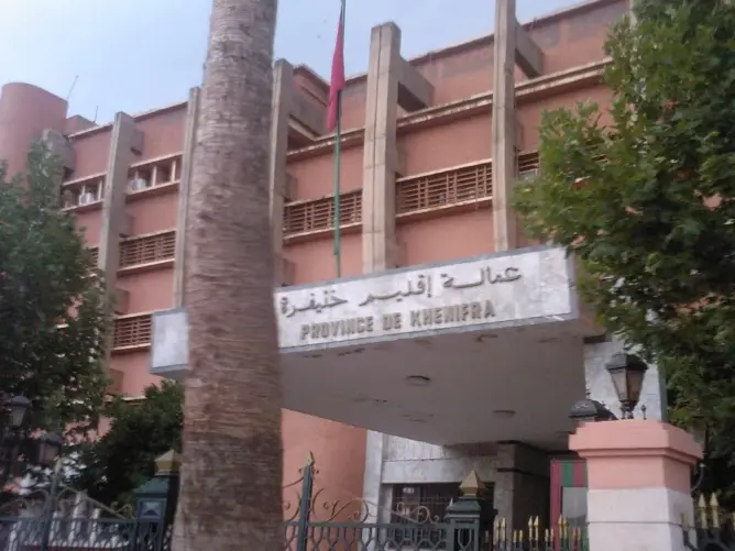 منها فتح محلات الحلاقة والحمامات .. سلطات خنيفرة تخفف إجراءات كورونا