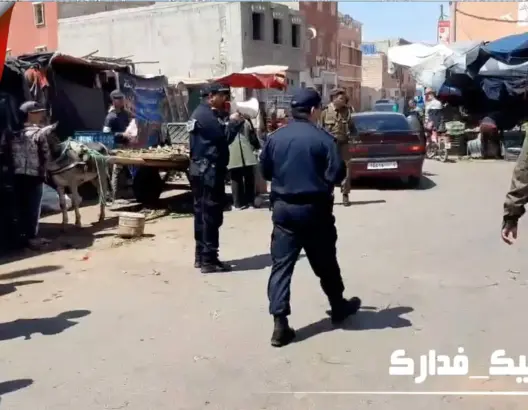 بمكبر الصوت.. السلطات تتدخل في حي سُجلت به أول إصابة بكورونا ضوااحي انزكان (فيديو)