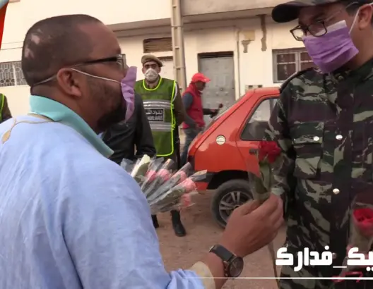 حي شعبي بأكادير يفاجئ السلطات ويستقبلها بالورود والنشيد الوطني والأعلام (فيديو)