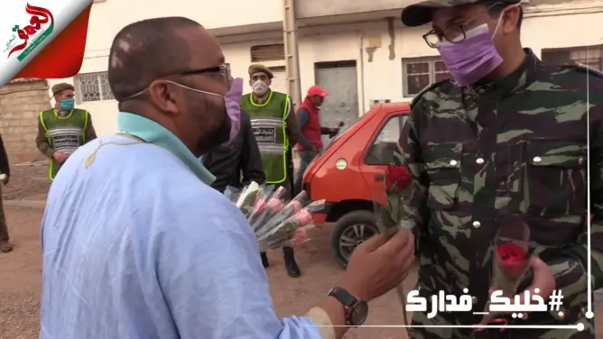 حي شعبي بأكادير يفاجئ السلطات ويستقبلها بالورود والنشيد الوطني والأعلام (فيديو)