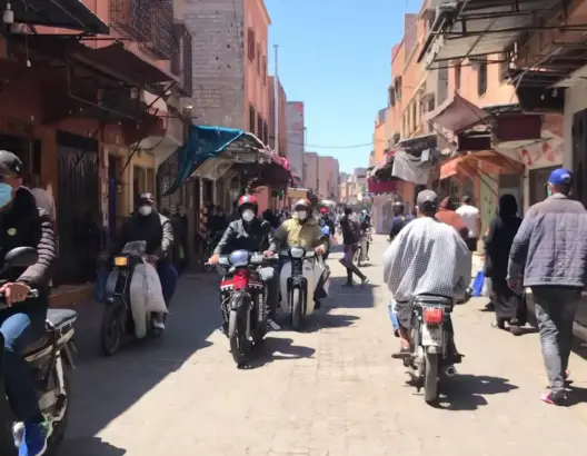 “سويقات” المدينة القديمة بمراكش.. حشود بشرية تهدد بظهور بؤر وبائية (فيديو)