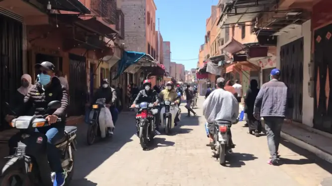 “سويقات” المدينة القديمة بمراكش.. حشود بشرية تهدد بظهور بؤر وبائية (فيديو)